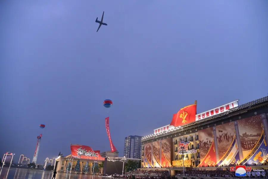 7月27日晚，朝鲜举行“胜利节”70周年阅兵式，新型无人机在金日成广场上空飞行（图：朝中社）