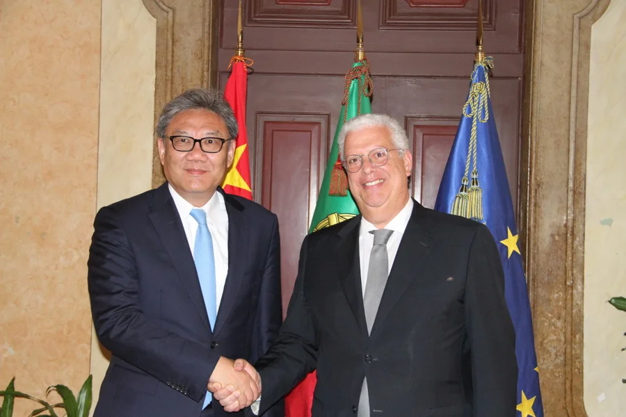 当地时间6月4日，商务部部长王文涛在里斯本会见葡萄牙经济部长雷斯。来源：商务部网站