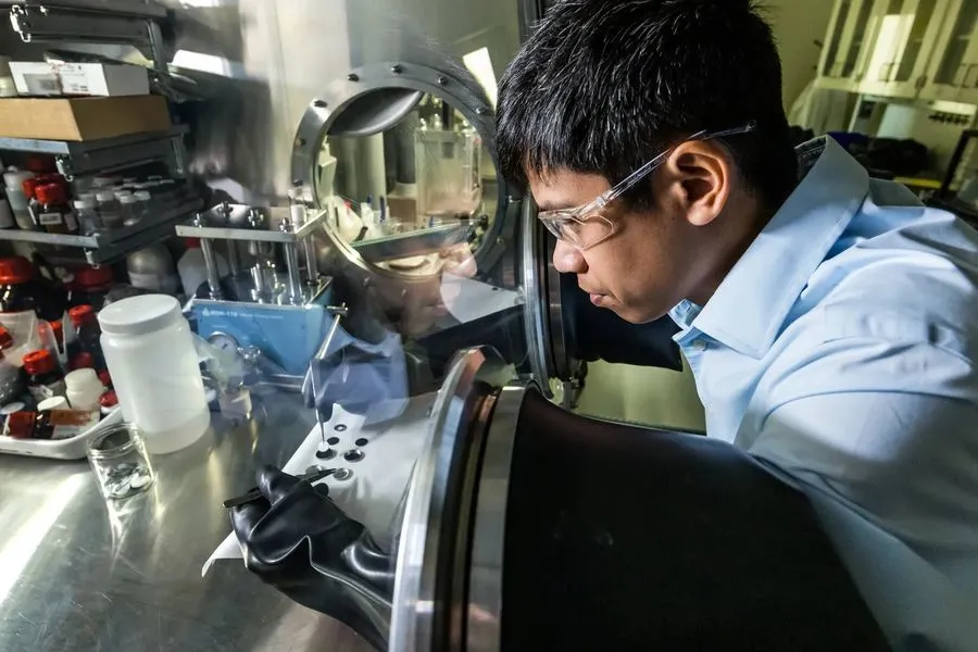 太平洋西北国家实验室材料科学家正在用合成的固体电解质组装纽扣电池 微软