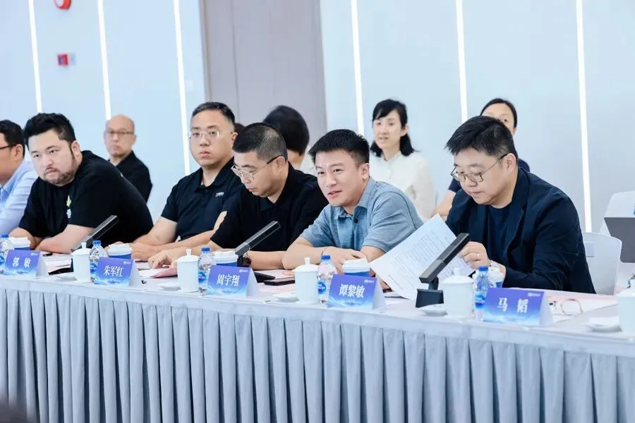 10月11日,周宇翔参加了由上海市发改委指导、解放日报社主办的“民企发展正当时”座谈会。