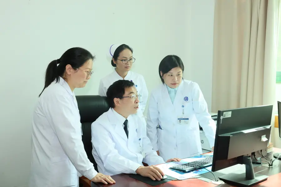 赵东宝教授（中）、高洁教授（右一）和团队开展工作