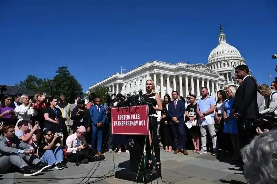 “爱泼斯坦案受害者”之一阿努斯卡·乔治乌在美国国会外的新闻发布会上发表演讲