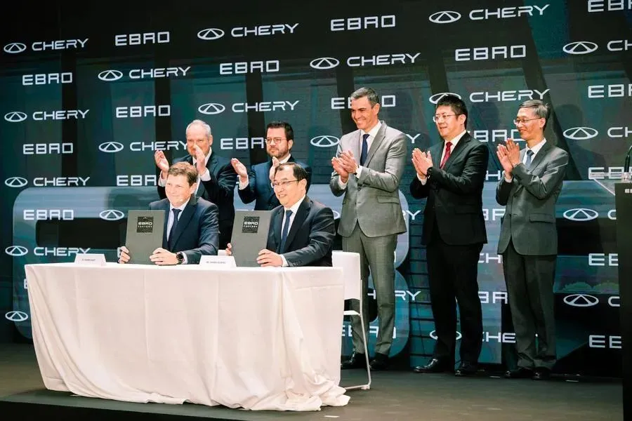 ▎2024年4月19日，西班牙汽车公司Ebro-EV Motors和中国汽车公司奇瑞于西班牙巴塞罗那签署协议，将在西班牙本地生产电动汽车，双方合作成为中欧互利共赢的绿色转型模式代表之一。图源：新华社