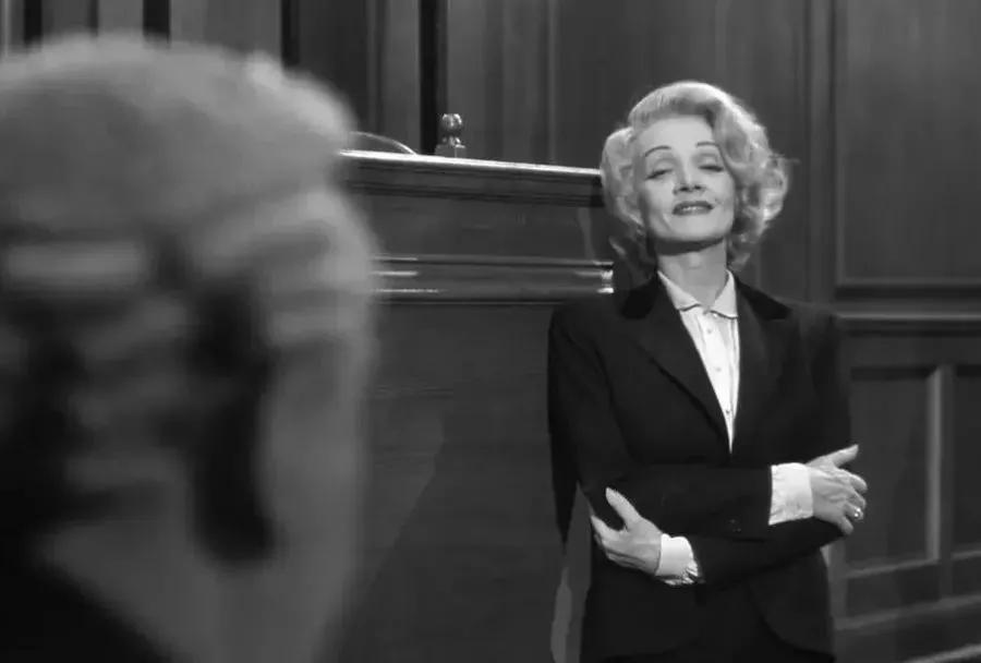 △玛琳·黛德丽在《控方证人》（1957）里的法庭戏