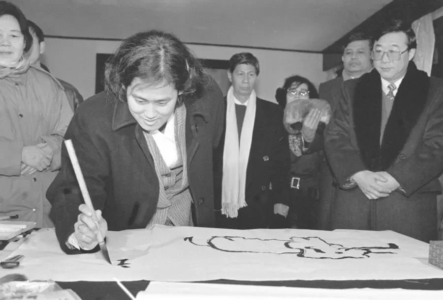 ·1994年，诗琳通公主在故宫博物院用毛笔作画。
