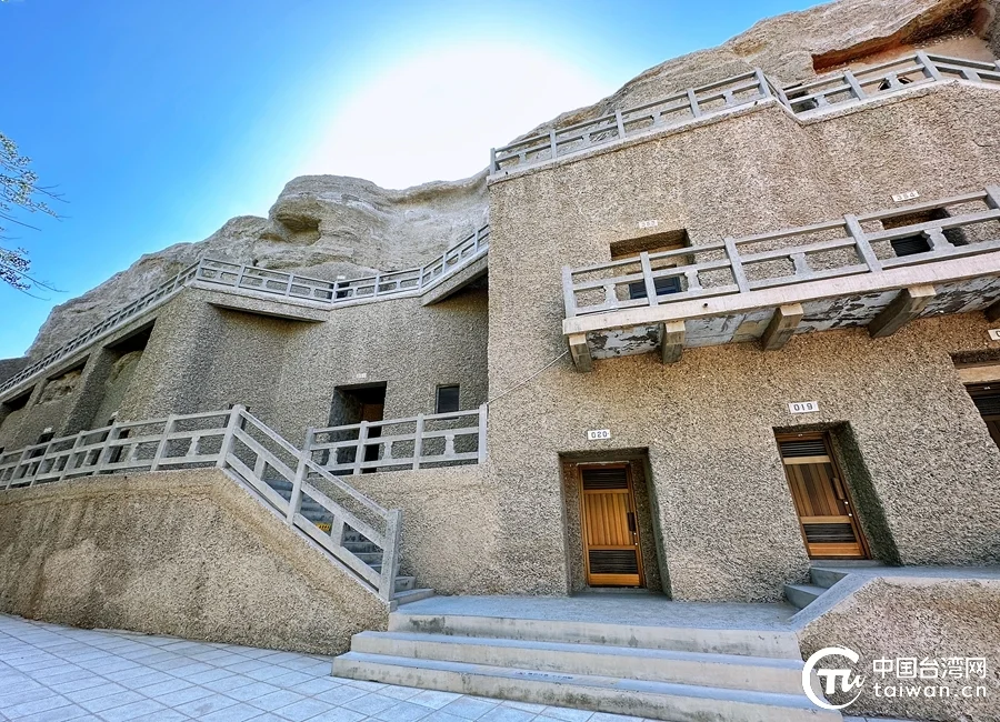 蓝天白云下的敦煌莫高窟一隅（中国台湾网 李柏涛 摄）