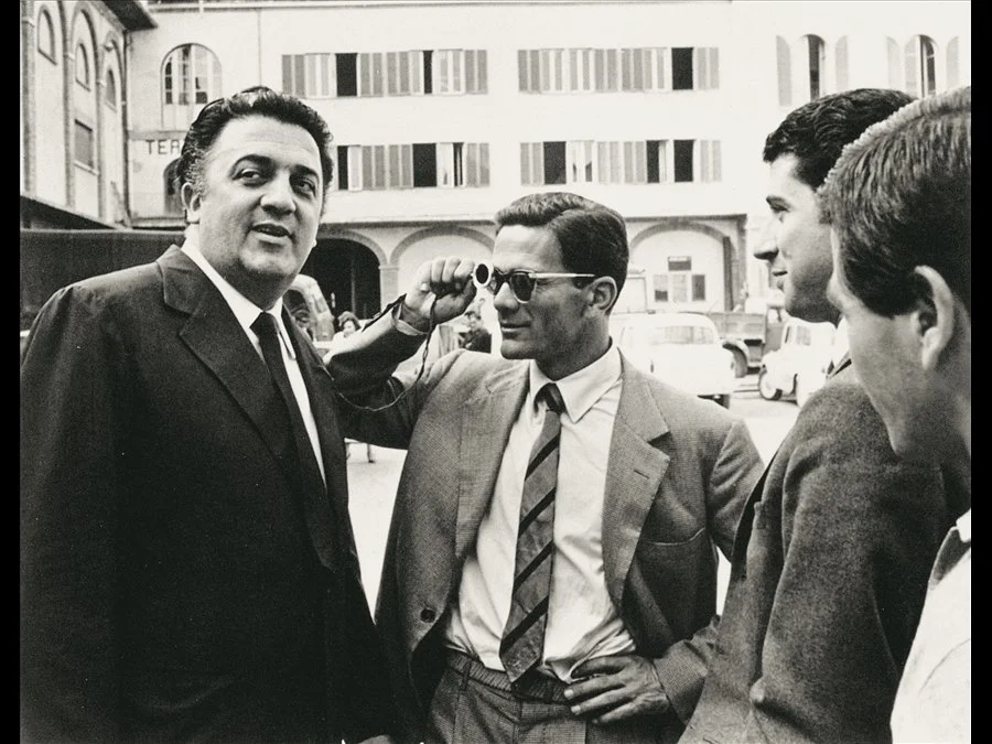 帕索里尼与费德里科·费里尼（左）在 1950 年代后期。