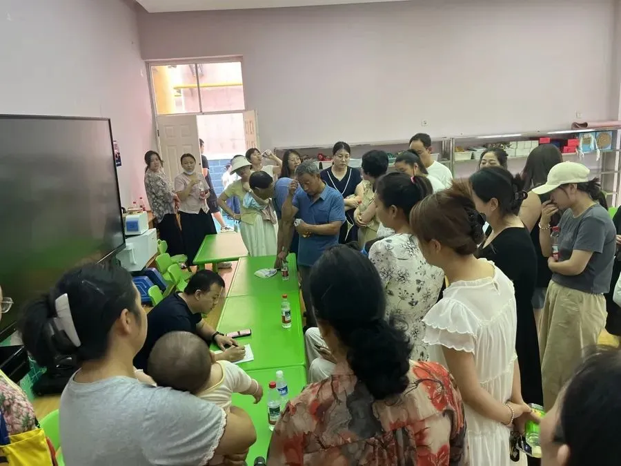 7月11日通报会结束后，渭北幼儿园家长们继续向相关工作人员反映自家孩子出现的异常情况。受访者供图