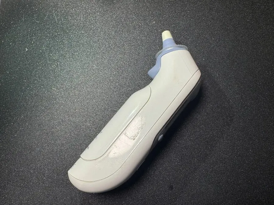 耳温枪属于电子体温计的一种，测量方便、读数便捷是其特点（作者 摄）