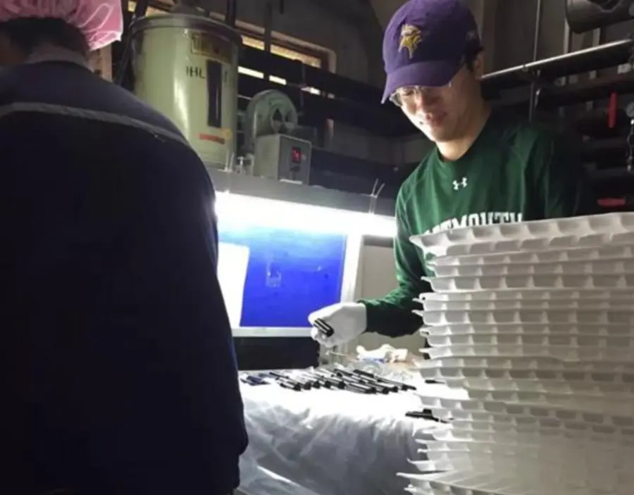 周宇翔潜入苏州代工厂注塑车间。