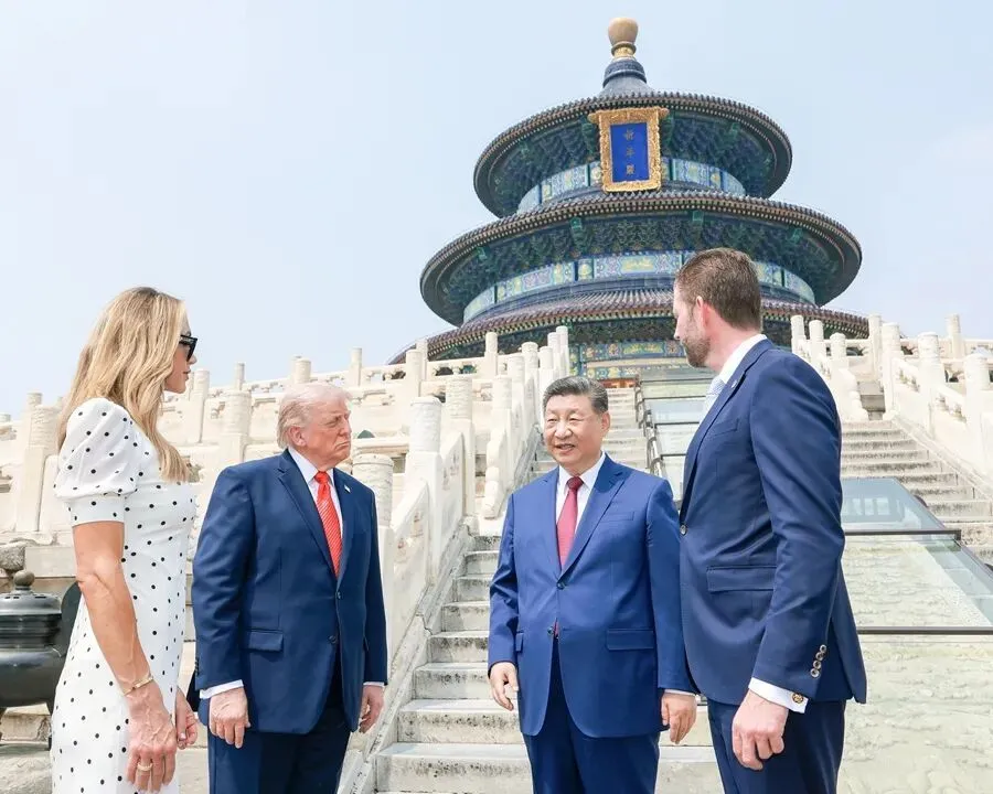 2026年5月14日，国家主席习近平同来华进行国事访问的美国总统特朗普参观天坛。习近平在祈年殿迎接特朗普到访。图/新华
