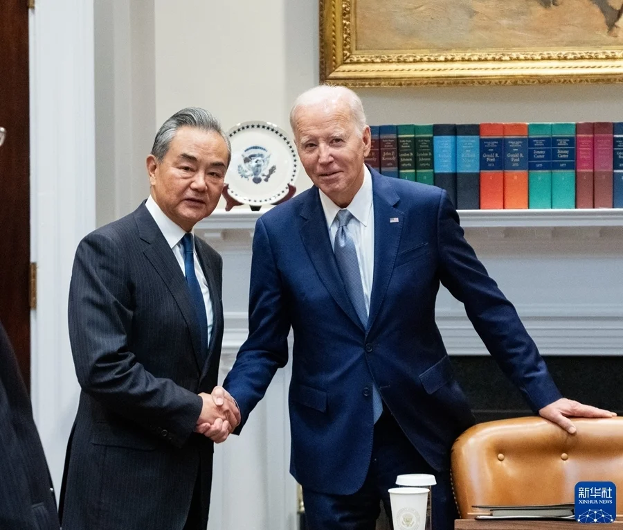 10月27日，美国总统拜登在白宫会见到访的中共中央政治局委员、外交部长王毅。新华社记者 刘杰 摄