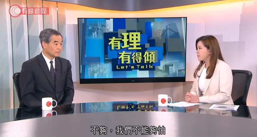 对于夏宝龙指出“决不允许区议会再被反中乱港分子操弄，成为祸害香港的‘柱脚’”，梁振英认为，香港区议会未必要通过选举产生。