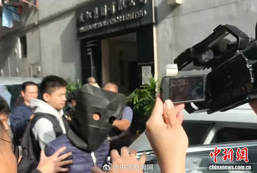 现场：香港火灾嫌疑人戴头套被捕 .....