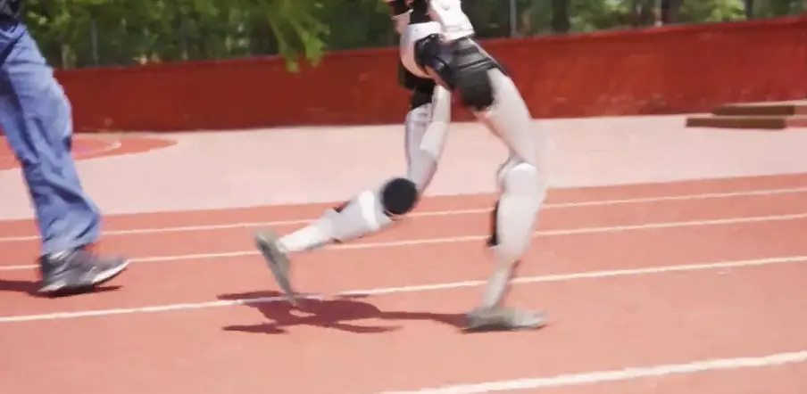 荣耀确认进军机器人产业，机器人跑步速度破纪录(图2)