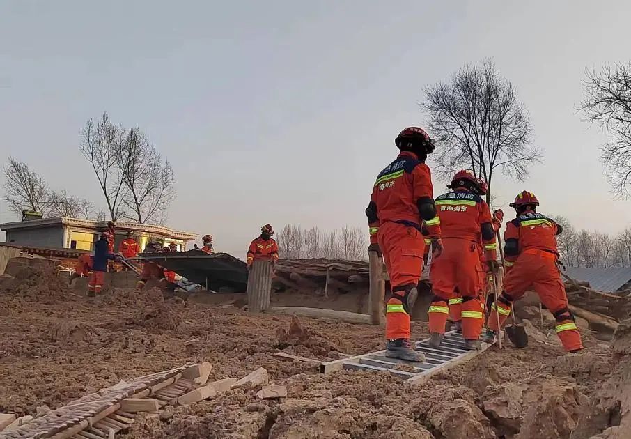 积石山地震一村落被淤泥掩埋，青海：增派力量、搜救一刻不停