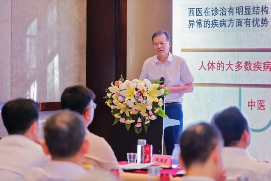 图：深圳市抗癌协会会长申维玺