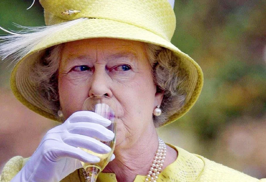 英女王“御用”冰酒�碜灾��？你知道女王最喜�g什么酒��？