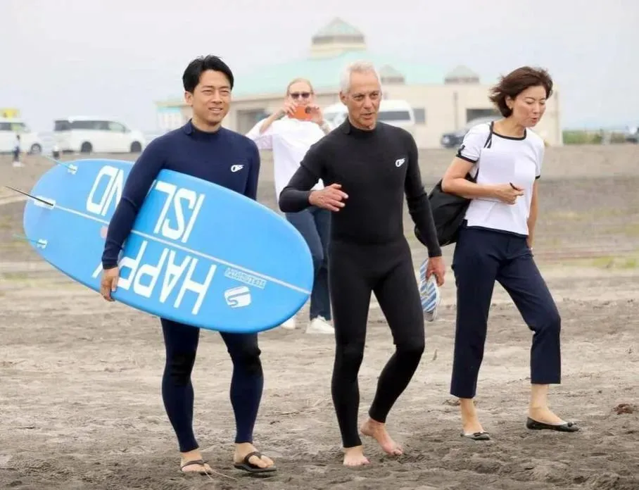 小泉进次郎与美国驻日大使伊曼纽尔在福岛冲浪