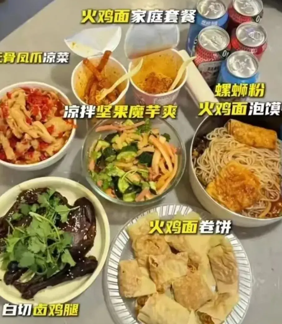 当“00后”掌管年夜饭，画风彻底变了