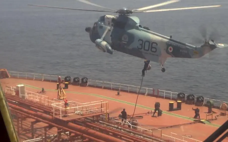 4月27日，伊朗海军陆战队员在阿曼湾登上一艘开往美国的油轮 视频截图