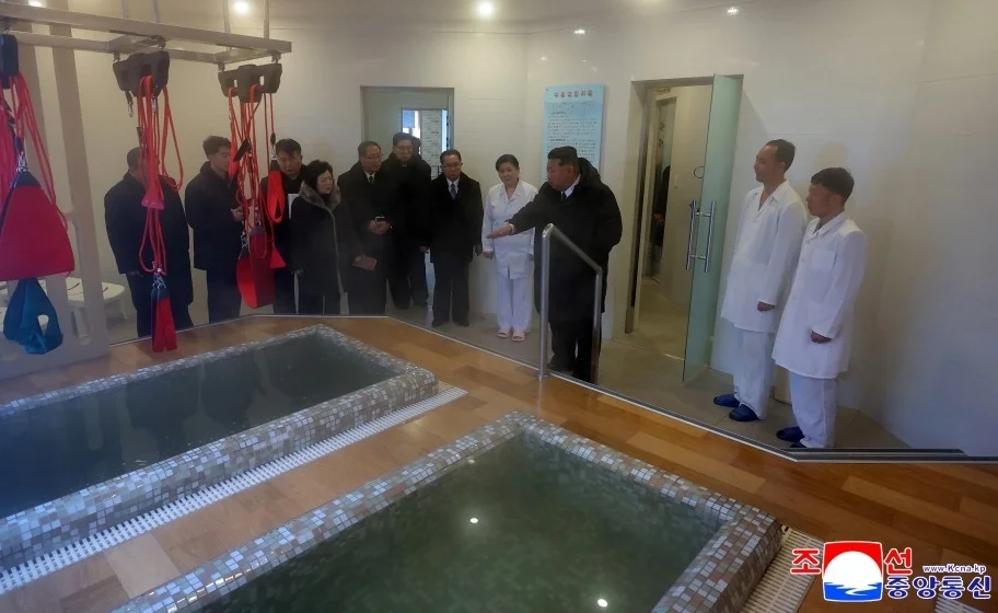 金正恩出席劳动者休养所竣工典礼，坐温泉边与民众交谈