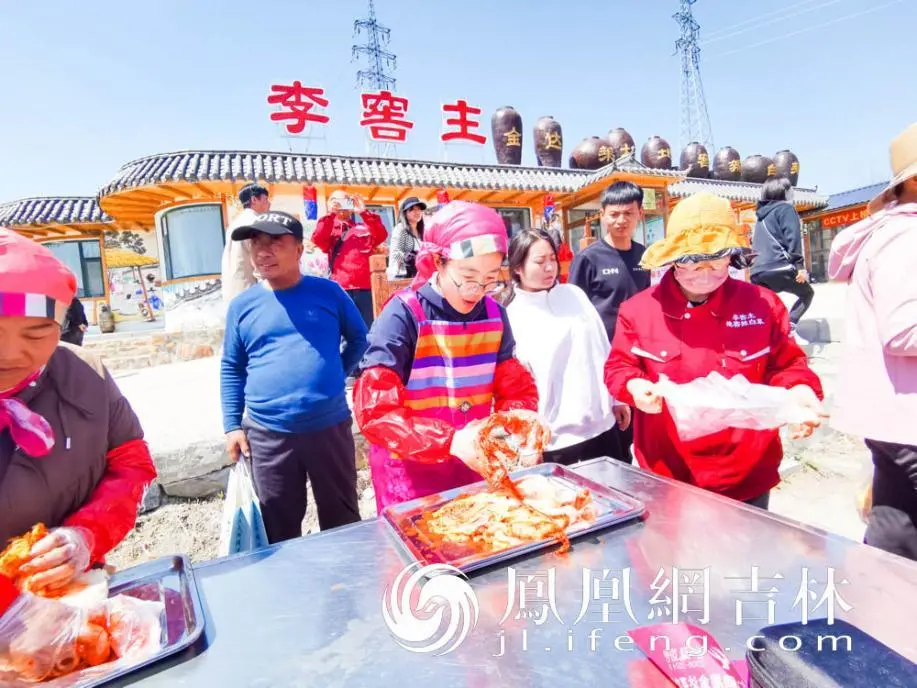游客在金达莱村体验制作辣白菜。