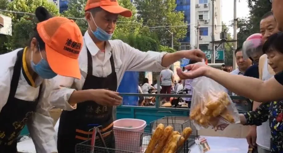 90后大学生毕业弃医摆摊卖油条，年赚30万！ 网友炸锅了...（摆摊炸油条挣钱吗）