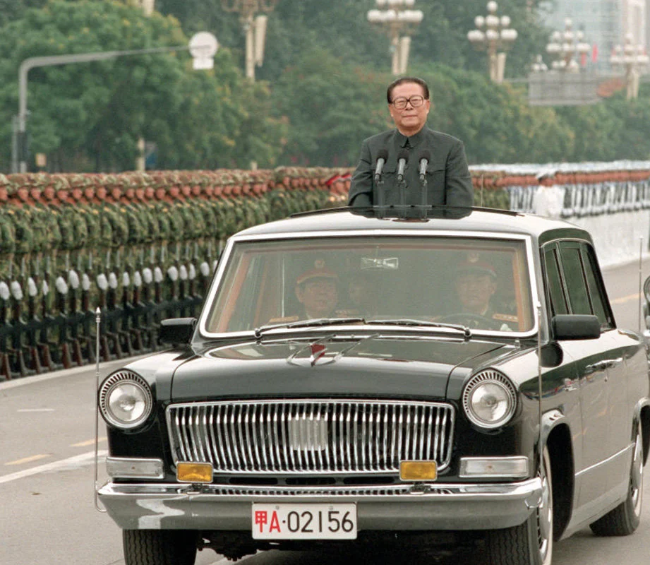 1999年10月1日，中华人民共和国成立50周年盛大庆典在北京天安门广场举行。江泽民同志检阅由人民解放军陆海空三军和人民武装警察部队、民兵预备役部队组成的地面方队。 新华社发