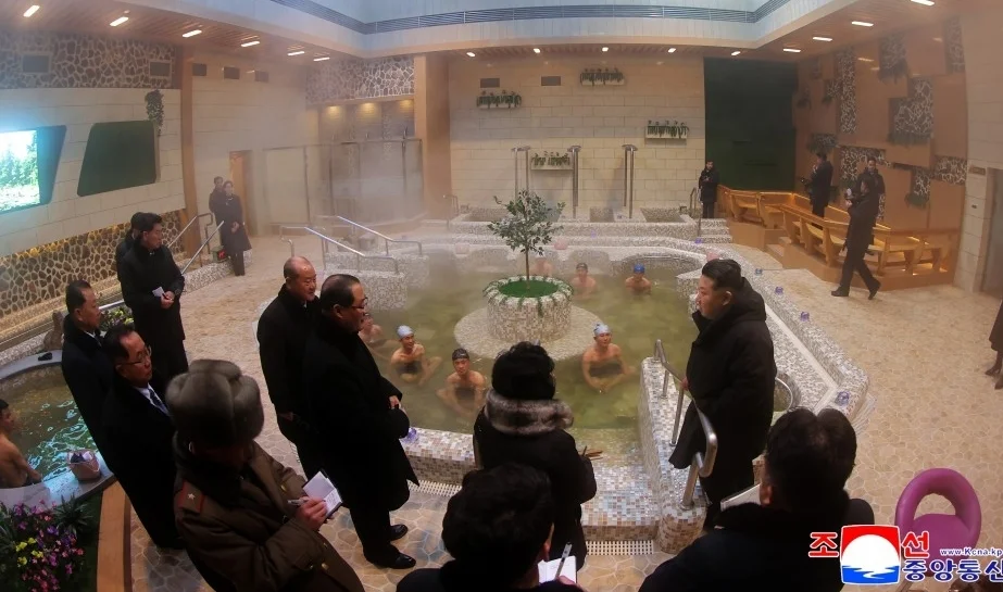 金正恩出席劳动者休养所竣工典礼，坐温泉边与民众交谈