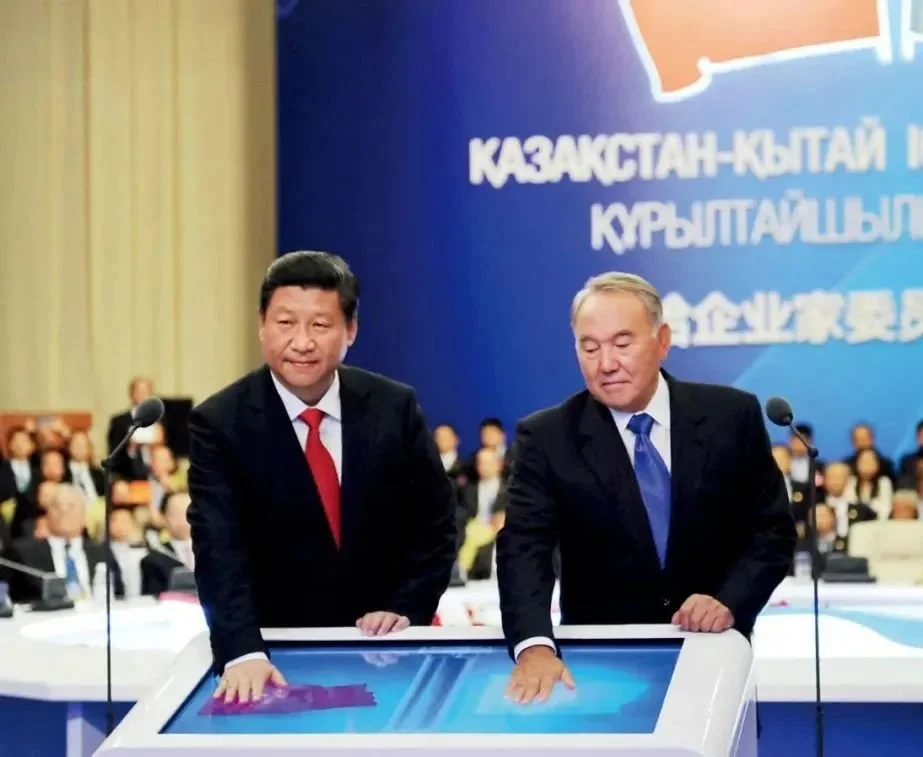 2013年9月7日，中国国家主席习近平在阿斯塔纳同哈萨克斯坦总统纳扎尔巴耶夫共同出席中哈企业家委员会成立大会。
