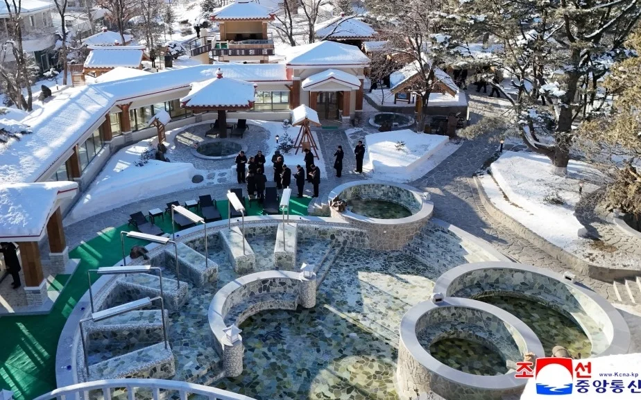 金正恩出席劳动者休养所竣工典礼，坐温泉边与民众交谈