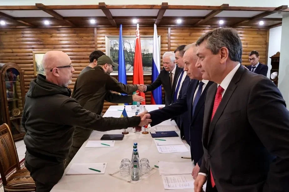 ▲ 今年3月3日，乌克兰国防部长列兹尼科夫在谈判时与乌方代表握手。（法新社图）