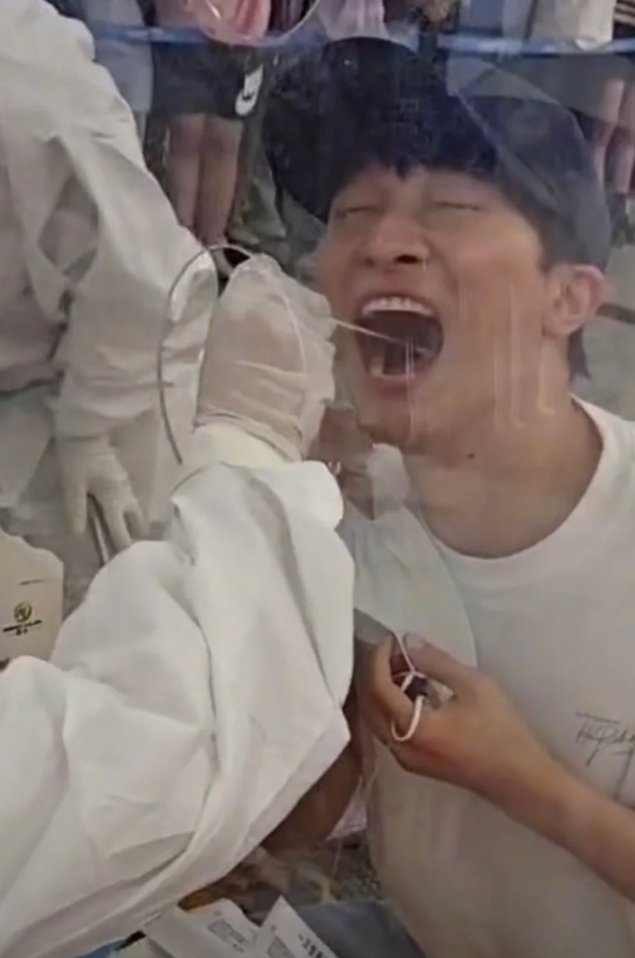 周深照片被核酸亭作为张嘴示范 用力啊的姿势好标准