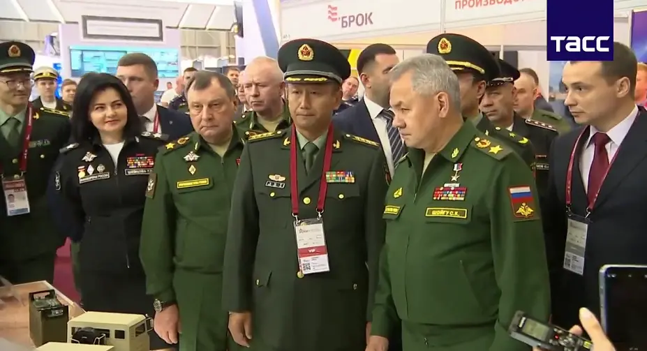 中国代表团向俄防长展示中国武器装备 视频截图