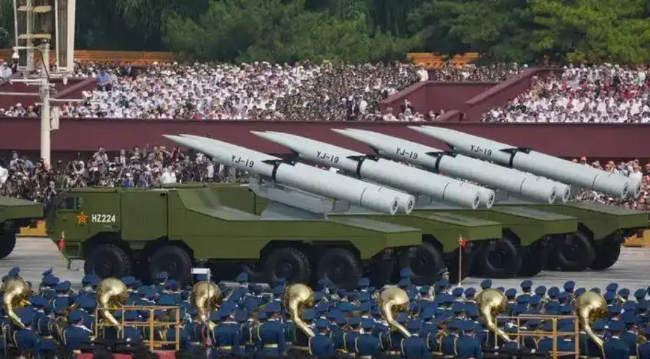 鷹擊-19高超音波飛彈亮相閱兵式。