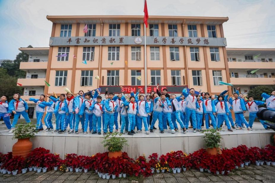 学生们放飞承载理想的纸飞机