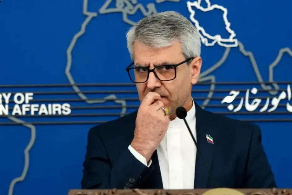 ▎图为伊朗外交部发言人伊斯梅尔·巴加埃。在12月7日的例行记者会上，他表示美国新的《国家安全战略》实际上是一份为犹太复国主义政权制定的安全文件。图源：Iran International