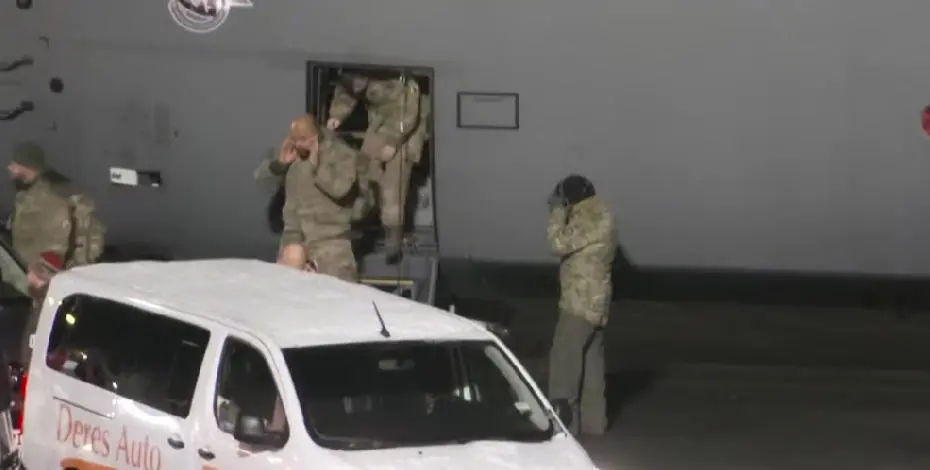 1月14日，一架丹麦皇家空军飞机降落格陵兰岛 视频截图