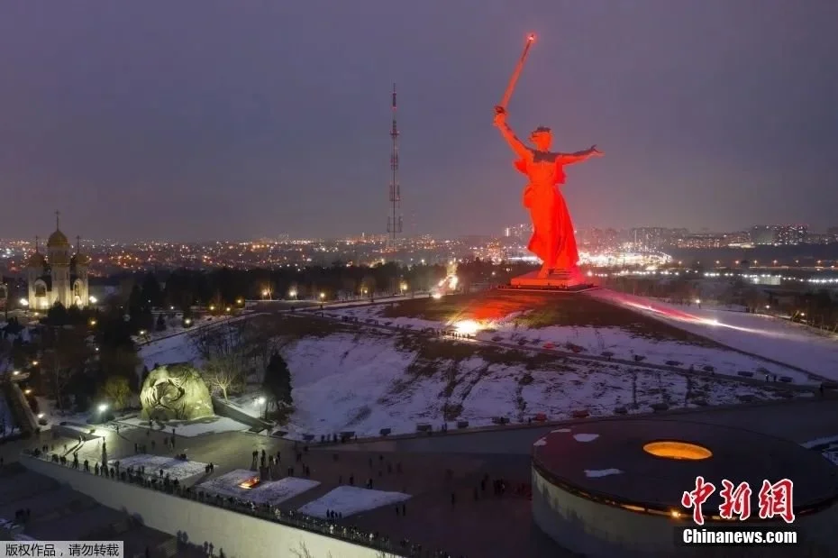 俄罗斯伏尔加格勒马马耶夫高地上被点亮的“祖国之母”巨型雕像。