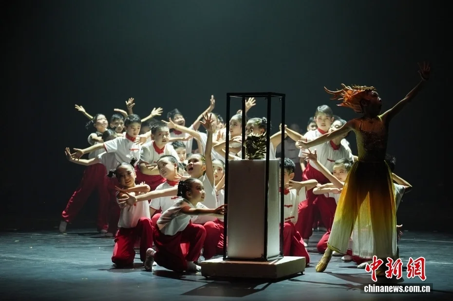 12月18日,以“寻美,闪闪发光的我”为主题的北京市第二十八届学生艺术节优秀节目展示活动在北京市第八十中学举行。图为北京市第一七一中学附属青年湖小学四年级学生表演《十二兽首》。中新社记者 蒋启明 摄