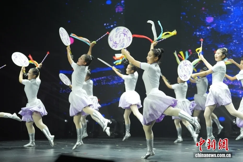 12月18日,以“寻美,闪闪发光的我”为主题的北京市第二十八届学生艺术节优秀节目展示活动在北京市第八十中学举行。图为北京市门头沟区新桥路中学初二学生进行太平鼓表演《守望·回响》。中新社记者 蒋启明 摄