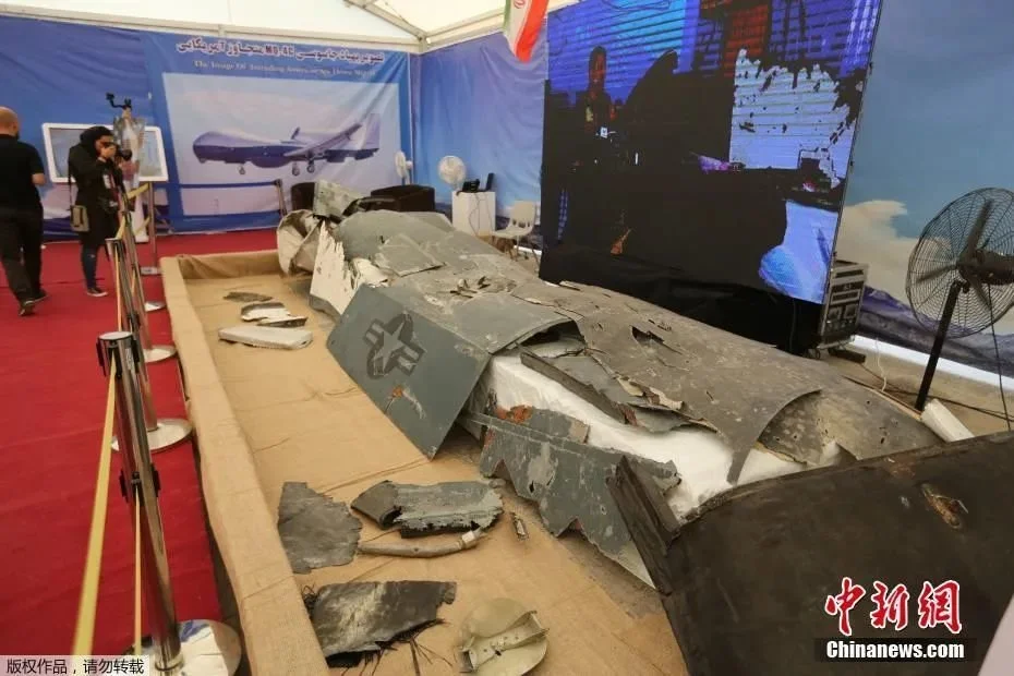 2019年9月21日，伊朗革命卫队展示被击落的美军无人机碎片。