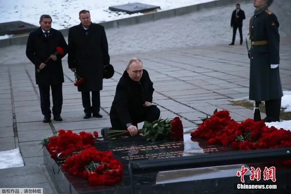 当地时间2月2日，普京在伏尔加格勒马马耶夫库尔干纪念馆，为苏联元帅崔可夫献花。