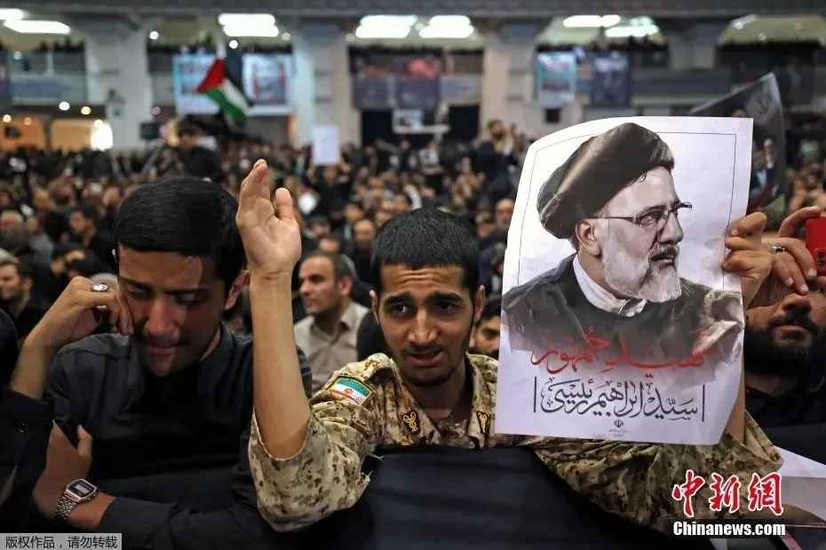 当地时间5月21日，伊朗德黑兰，哀悼者参加伊朗总统莱希及其随行人员的悼念仪式。