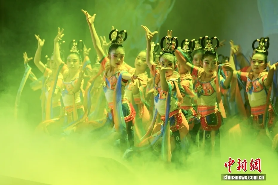 12月18日,以“寻美,闪闪发光的我”为主题的北京市第二十八届学生艺术节优秀节目展示活动在北京市第八十中学举行。图为北京市延庆区第三小区学生进行表演。中新社记者 蒋启明 摄