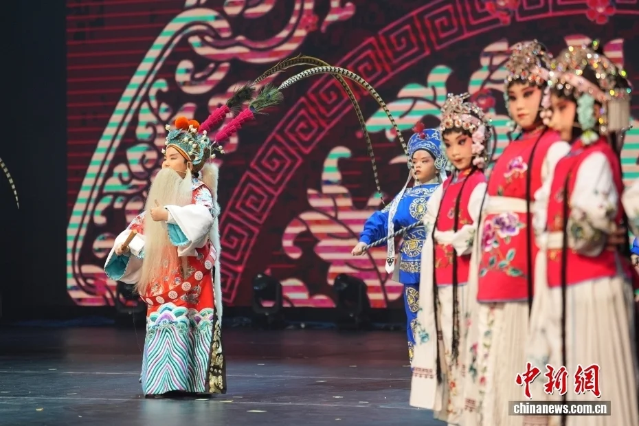 12月18日,以“寻美,闪闪发光的我”为主题的北京市第二十八届学生艺术节优秀节目展示活动在北京市第八十中学举行。图为北京市房山区窦店中心小学学生表演京剧。中新社记者 蒋启明 摄