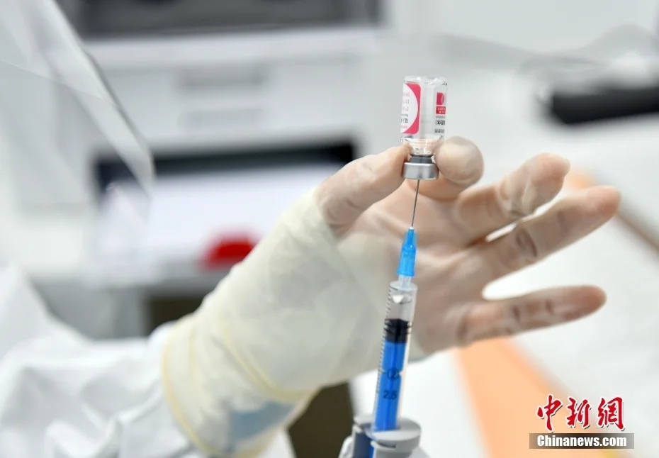 △资料图 工作人员正在做疫苗接种前的准备工作。中新社记者 韩冰 摄