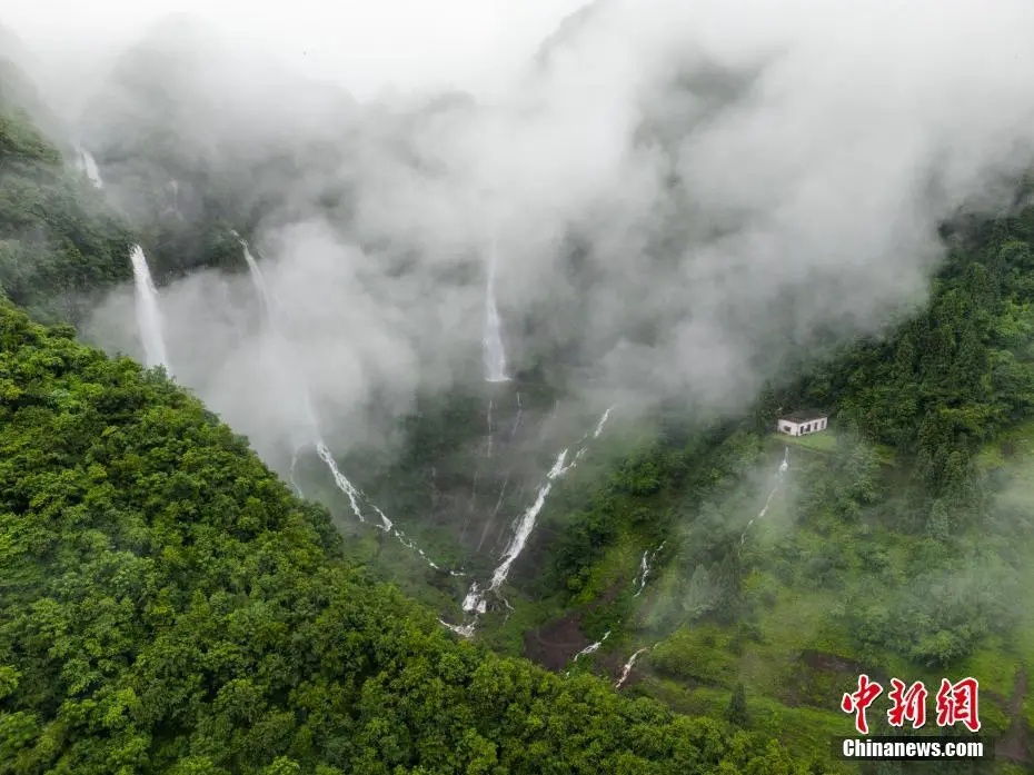 航拍贵州纳雍吊水岩瀑布 犹如一幅山水画卷凤凰网北美_凤凰网