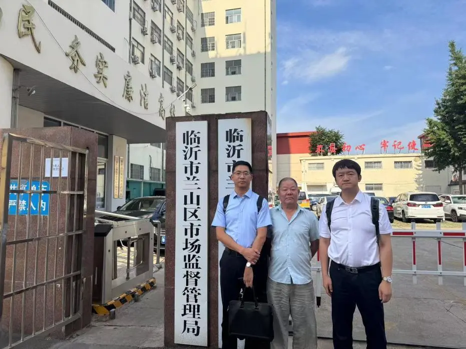 龚华律师（右一）一行3人前往兰山区市场监管局/图源受访人
